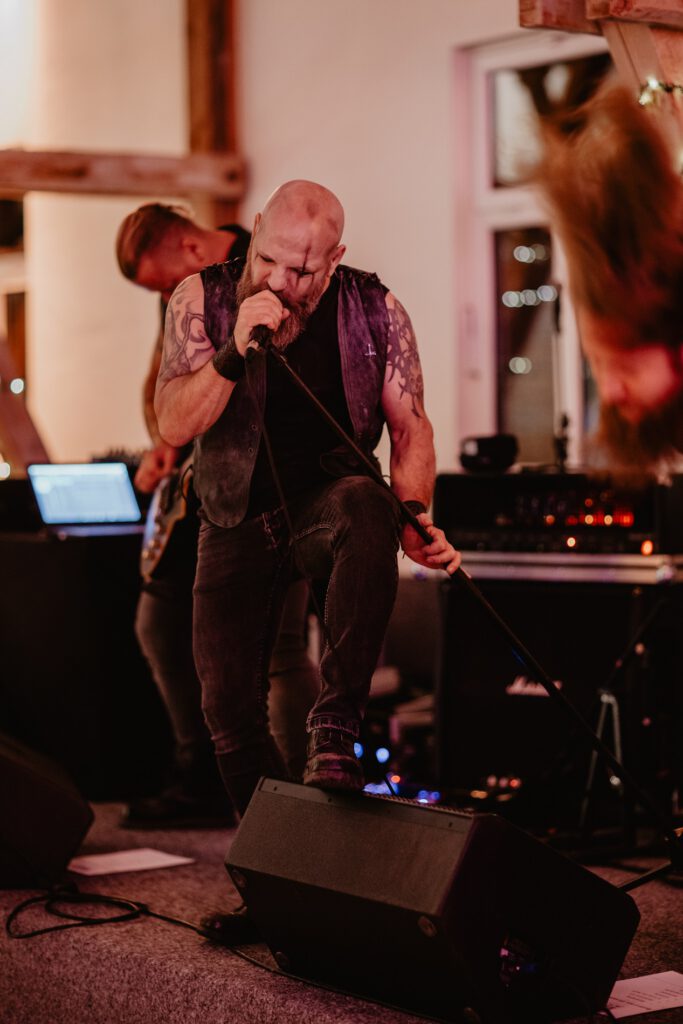 Hochzeit Fernando Mai Wartburg Standesamt Eisenach Feier Wernshausen Eventscheune Metal-Hochzeit Band