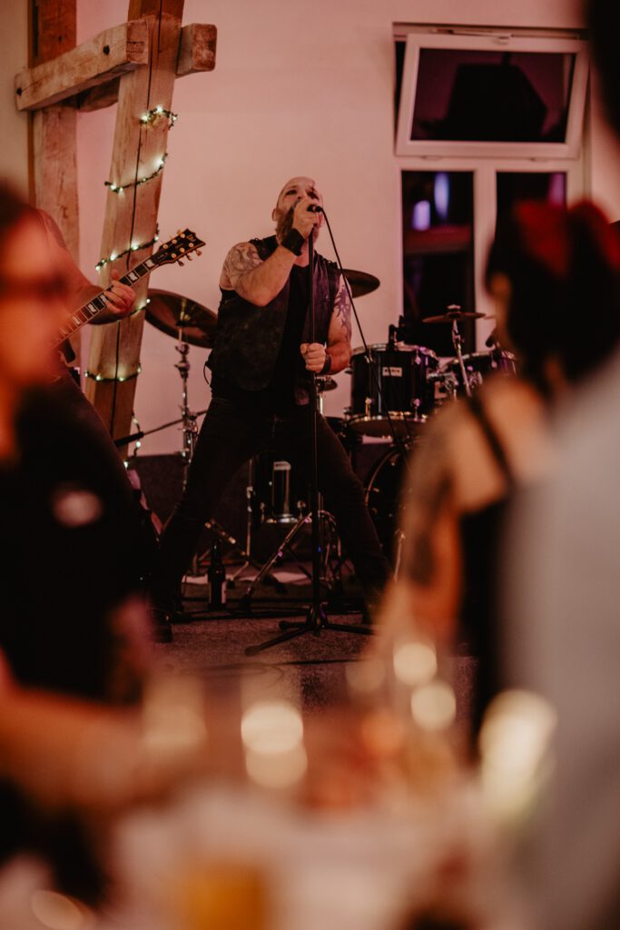 Hochzeit Fernando Mai Wartburg Standesamt Eisenach Feier Wernshausen Eventscheune Metal-Hochzeit Band