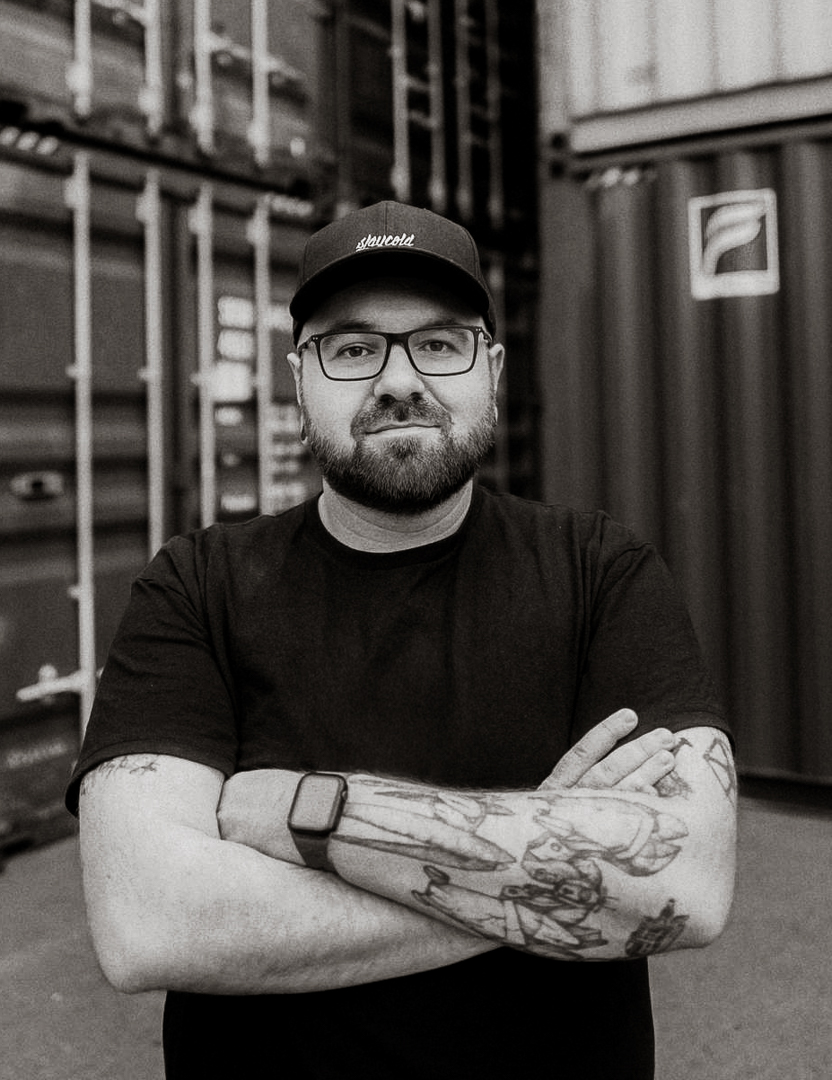 Hochzeitsfotograf Sebastian Möller aus Eisenach mit verschränkten Armen vor urbanem Hintergrund