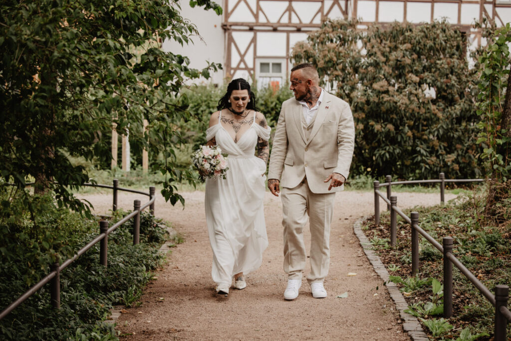 Brautpaar läuft gemeinsam durch den Park im Schloss Altenstein