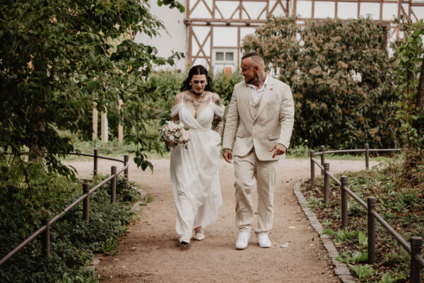 Brautpaar läuft gemeinsam durch den Park im Schloss Altenstein
