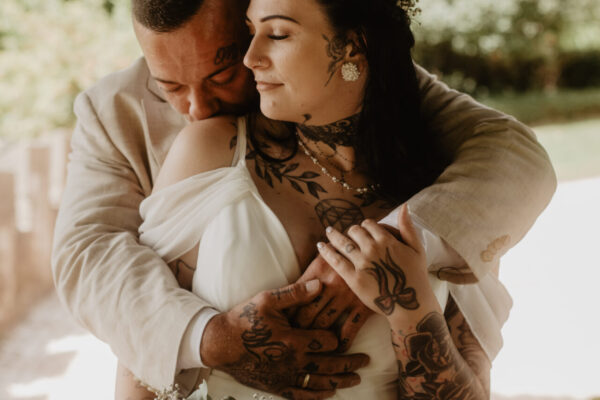 Brautpaar umarmt sich beim Paarshooting im Schlosspark Altenstein