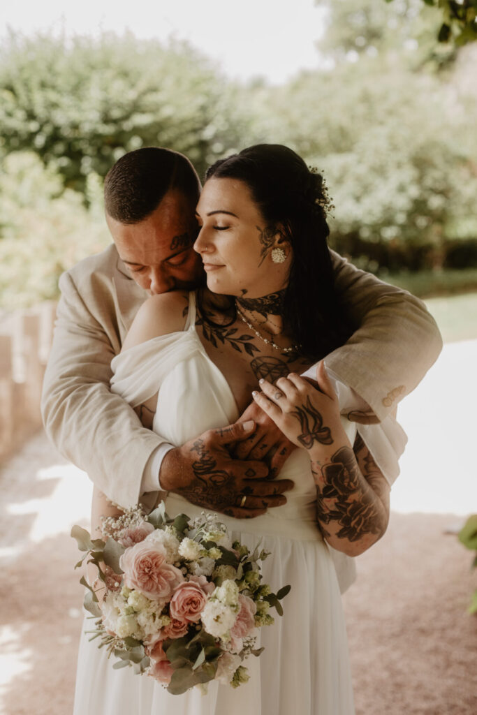 Brautpaar umarmt sich beim Paarshooting im Schlosspark Altenstein