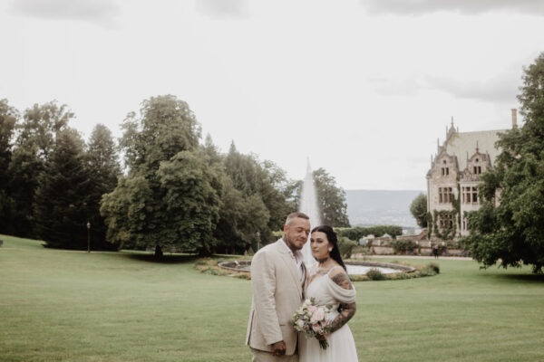 Brautpaar vor Schloss Altenstein mit Brunnen im Hintergrund
