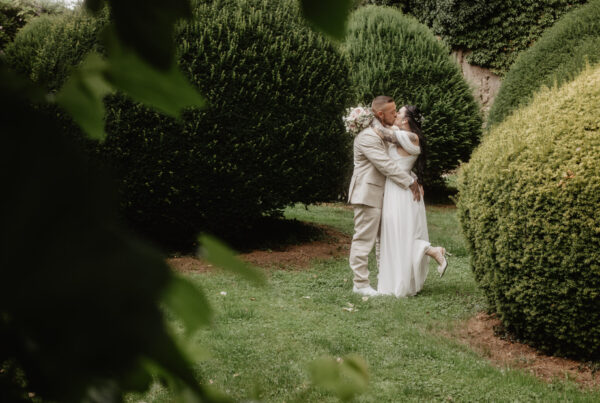 Brautpaar im Schlosspark Altenstein in Bad Liebenstein zwischen Hecken