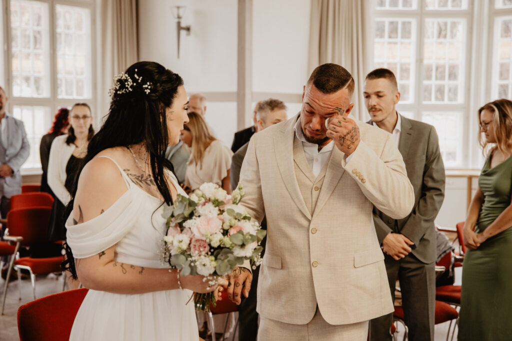 Bräutigam wischt sich Tränen während der Trauung in Bad Salzungen