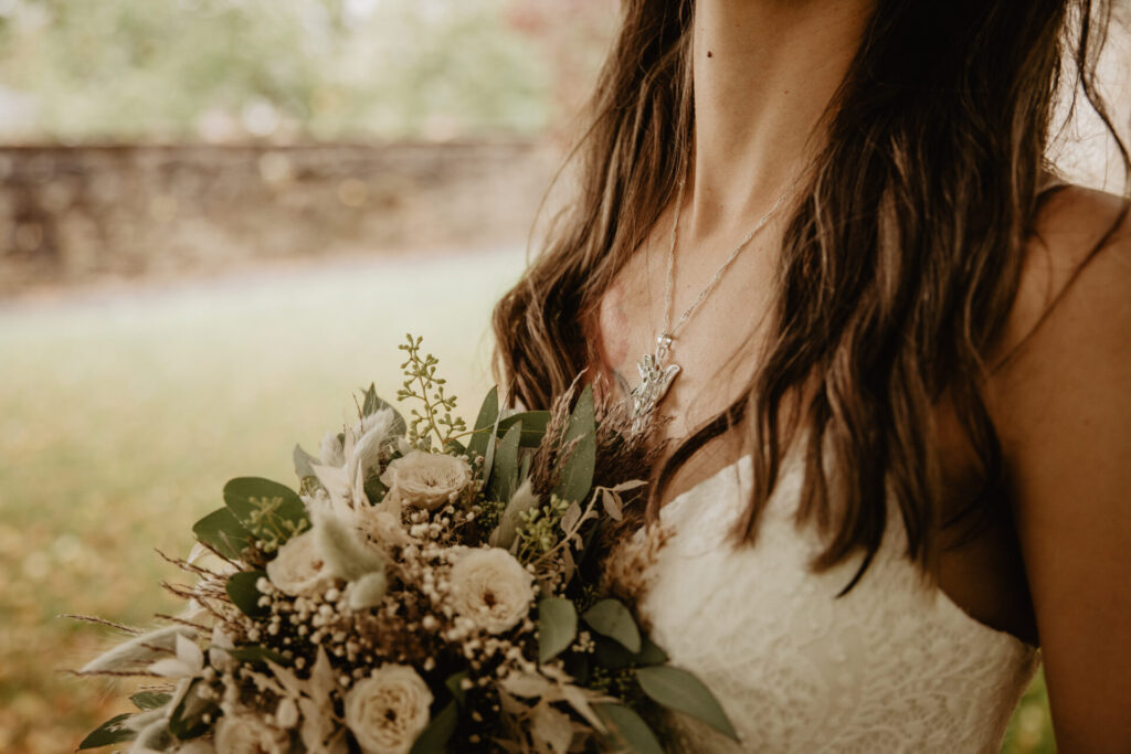 Detailaufnahme eines Brautstraußes mit natürlichen Blumen bei einer Hochzeit