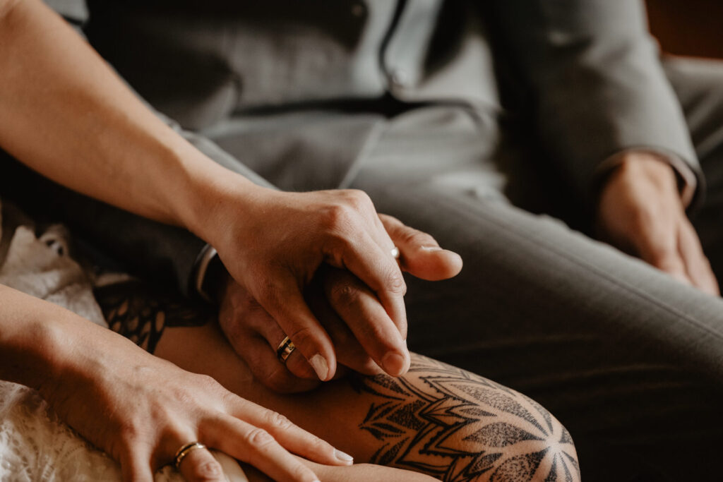 Detailaufnahme der Hände des Brautpaares mit Eheringen