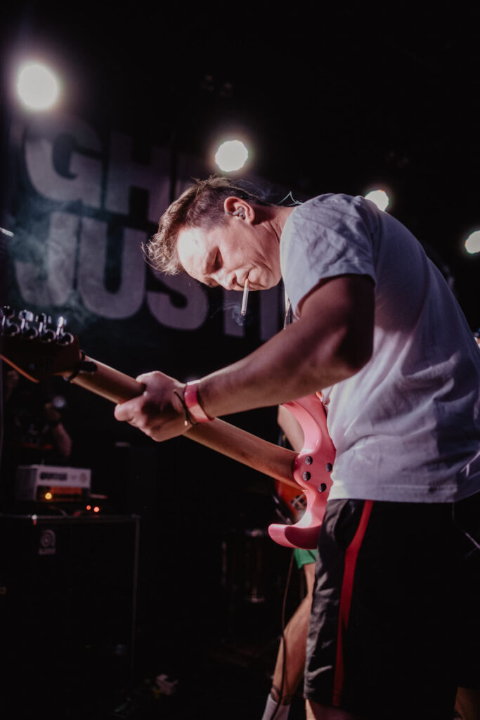 Gitarrist im Hochformat auf der Bühne beim MEB Fest in Erfurt