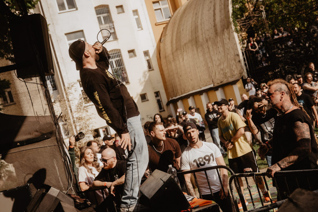 Sänger mit Mikrofon vor dem Publikum bei der Flex Fiesta in Prag