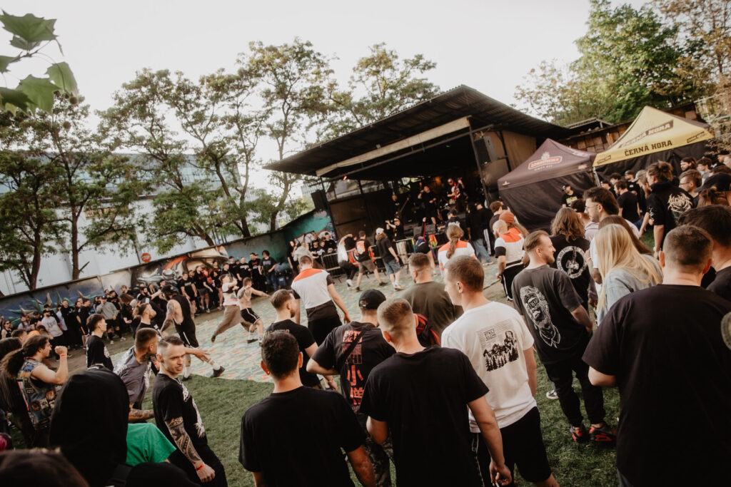 Publikum und Open-Air-Bühne im Innenhof des Cross Club bei der Flex Fiesta