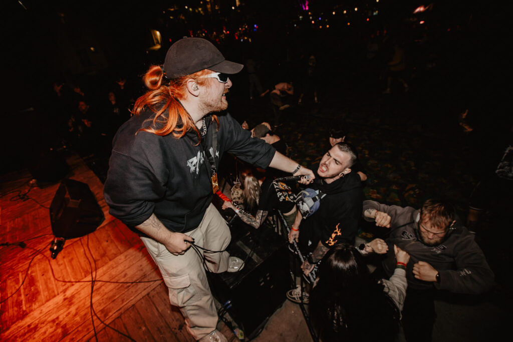 Sänger am Bühnenrand mit Publikum bei der Flex Fiesta im Cross Club in Prag