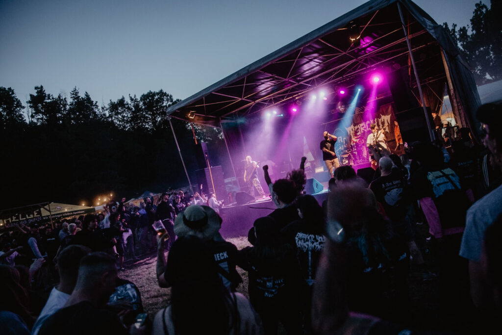 Open-Air-Bühne und Publikum bei Schicht im Schacht im Waldstadion Merkers