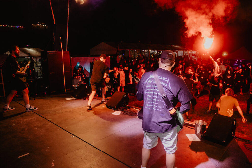 Blick von der Bühne auf Band und Publikum bei Schicht im Schacht