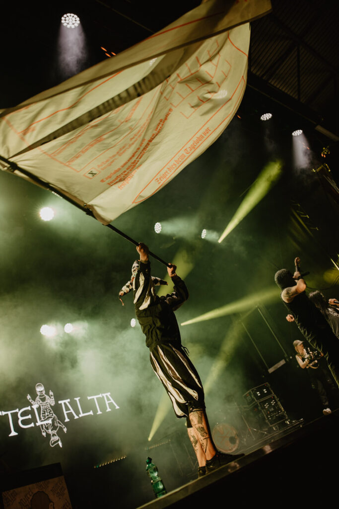 Sänger im grünen Bühnenlicht beim NEXUS Festival in Leipzig
