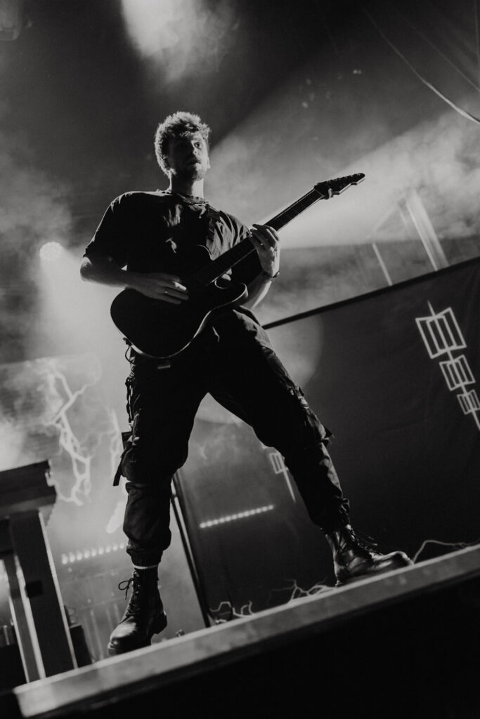 Gitarrist in einer Schwarz-Weiß-Aufnahme beim NEXUS Festival
