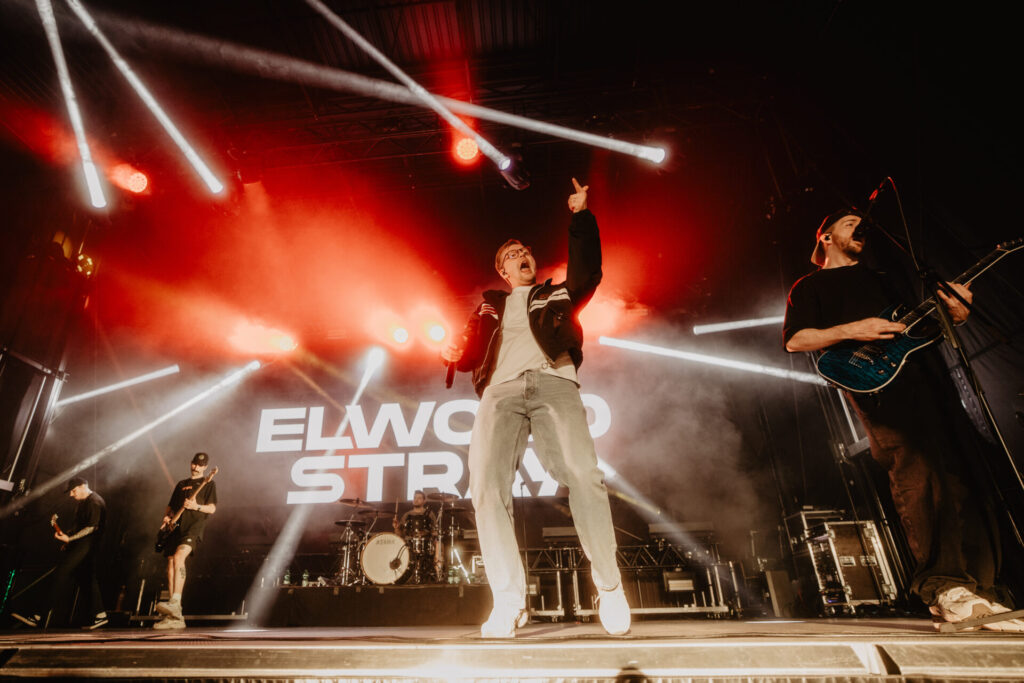 Band auf der Bühne mit Lichtstrahlen beim NEXUS Festival