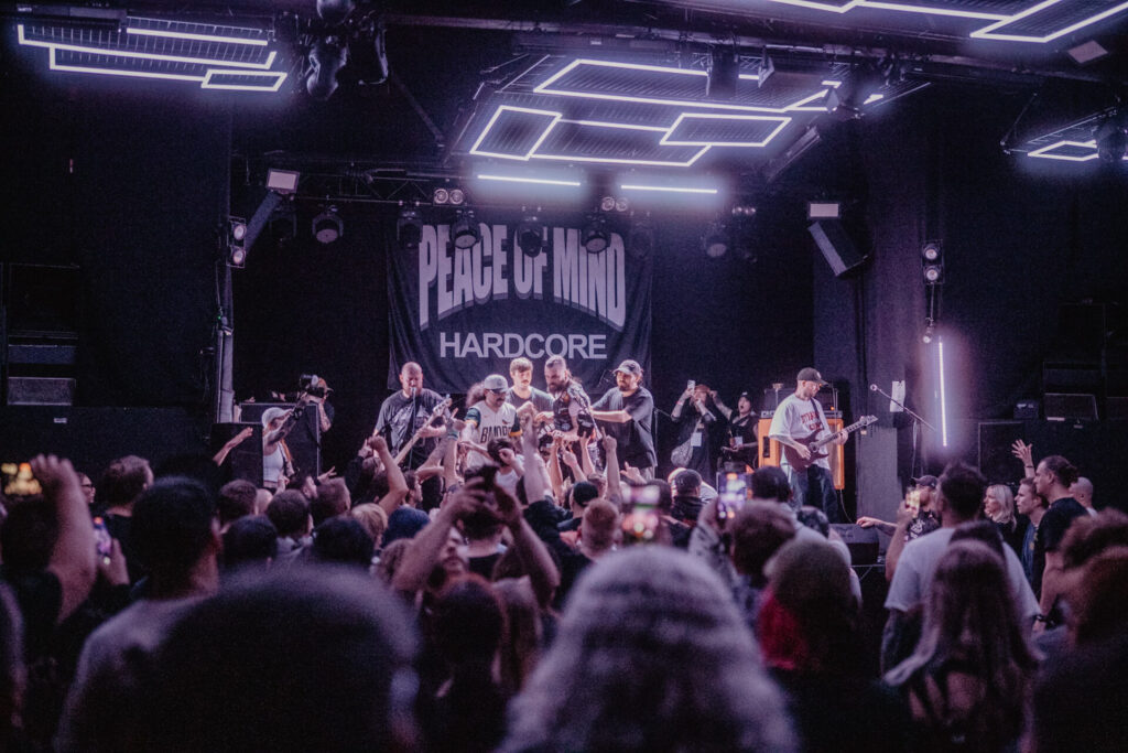 Blick aus dem Publikum auf die Bühne beim MEB Fest im Kalif Storch