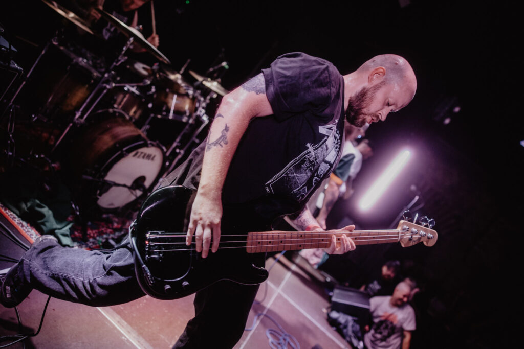 Bassist auf der Bühne beim MEB Fest im Kalif Storch in Erfurt