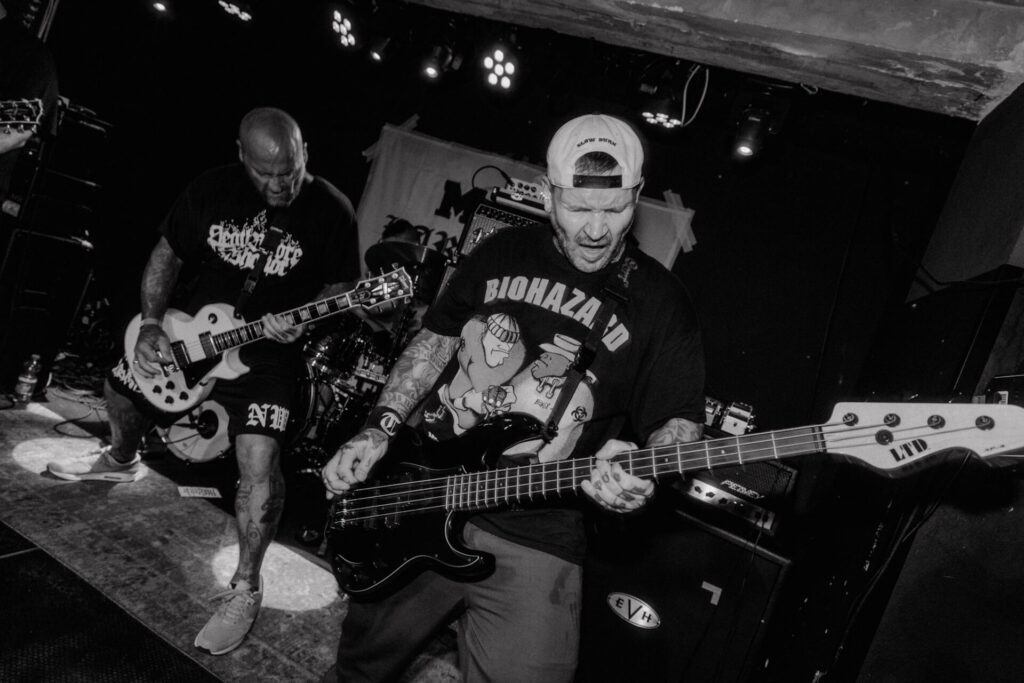 Bassist und Gitarrist auf der Bühne im VEB Kultur Erfurt in Schwarzweiß